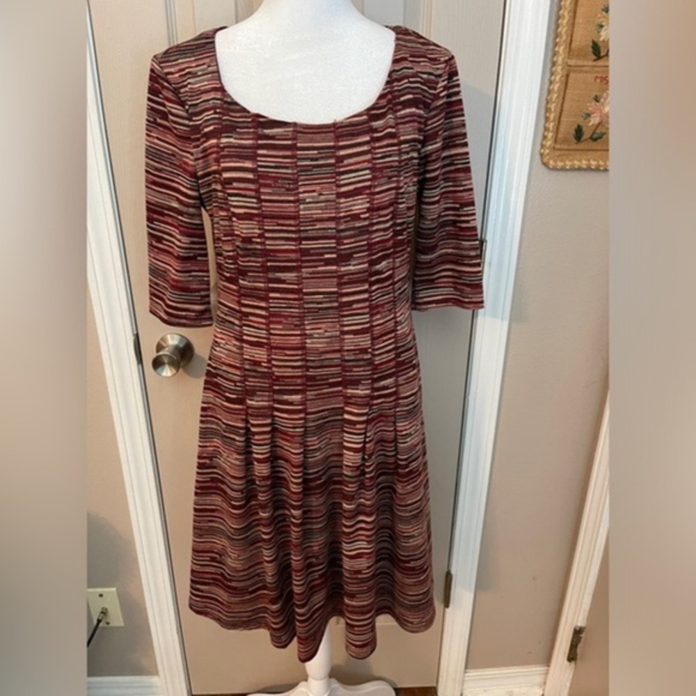Luxology round neck short sleeve multicolor pleated a-line shift dress. Size S.